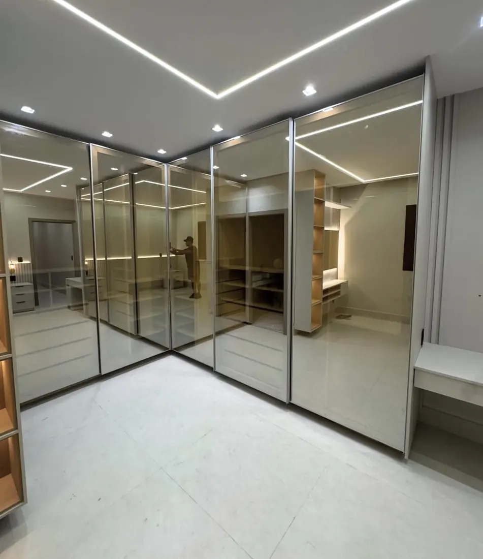 Closet planejado com iluminação